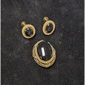 Vintage Black Cabochon And Small Faux Pearls Gold Tone Brooch Pin & Earring Set